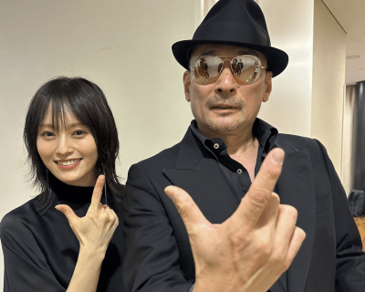 山本彩が「父が大大大ファン」の超大物歌手と決めポーズ2ショット