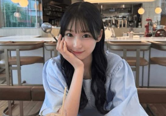 現役JKラウンドガール、カフェタイムで魅せた青春の”お見つめ・ショット”にファンうっとり「惹かれてます」