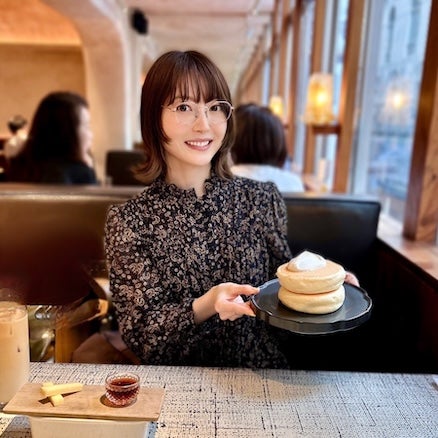 「ぷるぷるパンケーキ食べて幸せな私」声優・花澤香菜　絶品パンケーキとの２ショット！メガネ姿が似合いすぎると話題に