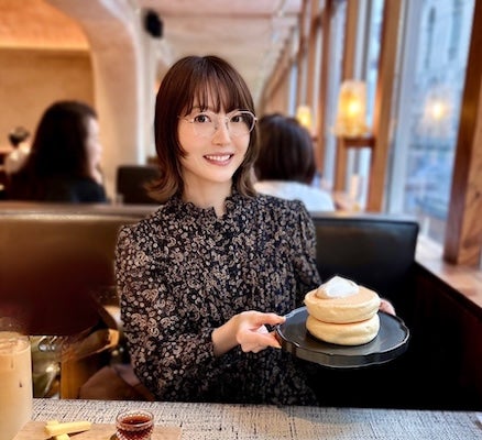 「ぷるぷるパンケーキ食べて幸せな私」声優・花澤香菜　絶品パンケーキとの２ショット！メガネ姿が似合いすぎると話題に