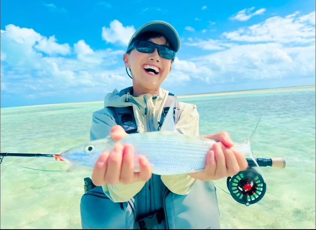 「初チャレンジで!」美人陸上選手〇〇、キリバスで挑んだフライフィッシングでボーンフィッシュを釣り上げる快挙