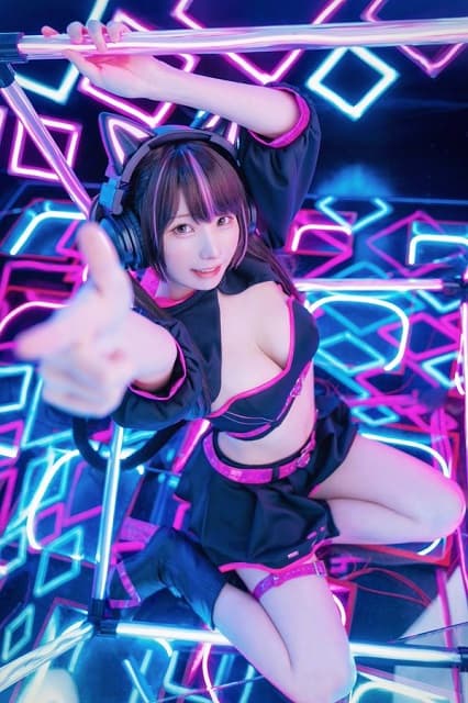 「めちゃ可愛いです」えなこがTV出演を告知！サイバーパンクなコスプレ写真にファン歓喜