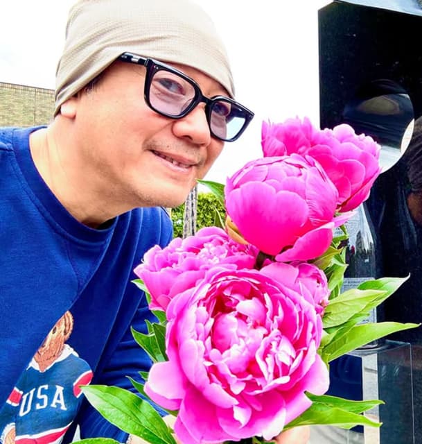 「芍薬綺麗ですね！」鎧塚俊彦、女房の墓参りへ