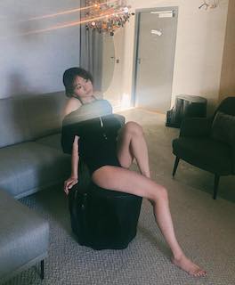 「町中歩くのは勇気いるな…」美人女優の超セクシー衣装が話題に “レベチ”スタイル披露