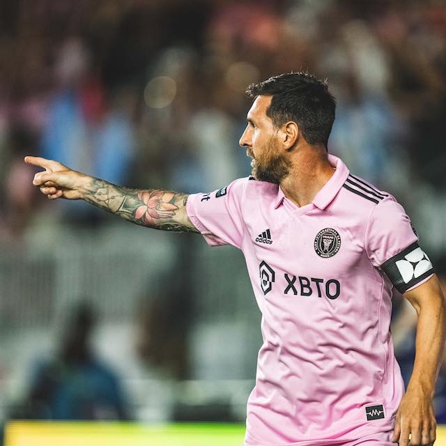 メッシ、チームの勝利を喜ぶ  自身も2ゴールの大活躍！