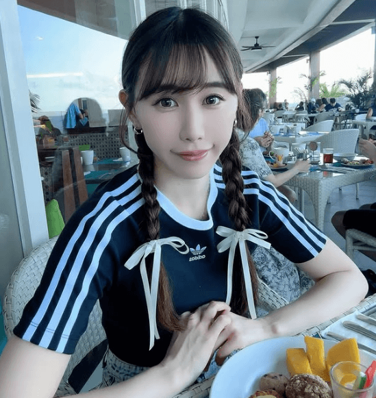 「クマさんとハグ、妬ける…」人気モデル、おさげで披露した”スポーティールック”が眩しすぎると話題に！