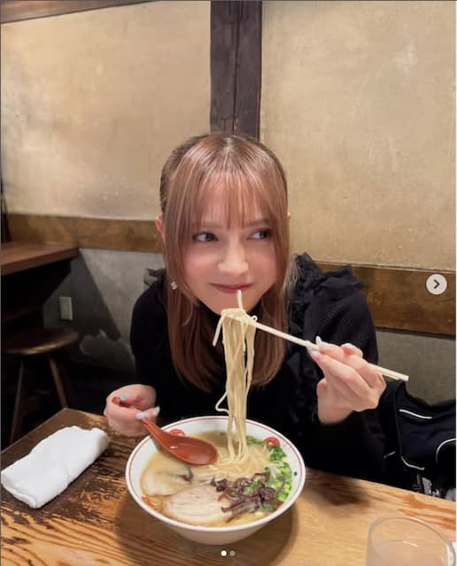 桃月なしこがラーメンの食事風景を投稿。理想の生活を語る。