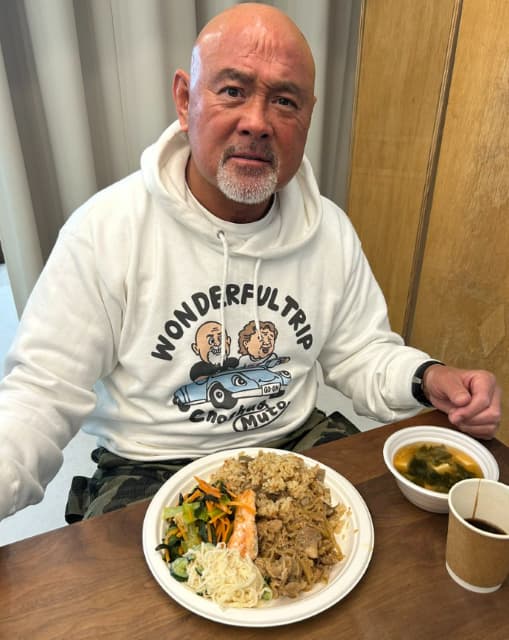元プロレスラーの武藤敬司、現場での昼食に「温かいご飯で嬉しい！」も顔が…