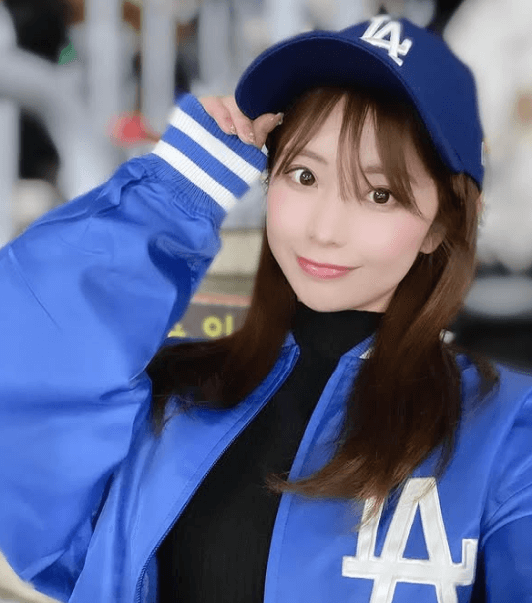「ドジャース女子可愛い～！」人気モデル、球場で見せたユニフォーム姿がキュートすぎと話題に「可愛い、そして美脚」
