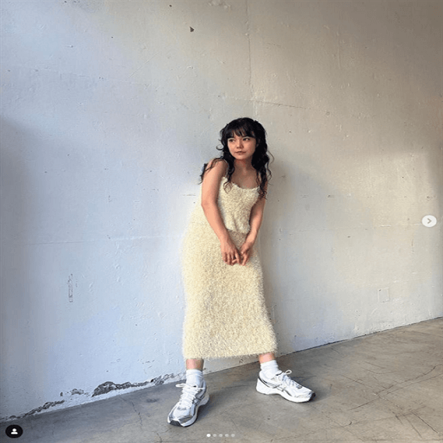 長澤メイが白のふわふわセットアップコーデでファンを釘付けに