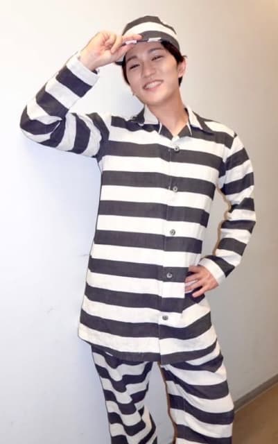 囚人服がお似合い！？WEST. 神山智洋の衣装コレクションにファン歓喜！