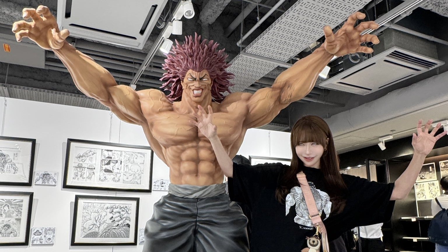 グラビアアイドル・白田まい、「久しぶりのオタ活」で笑顔の休日　刃牙展に大満喫の一日