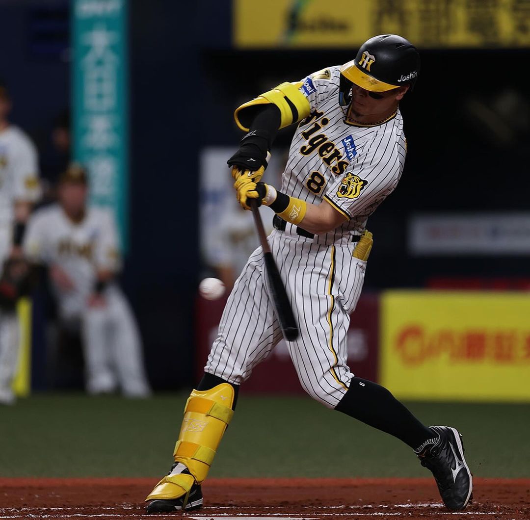 佐藤輝明 セ・パ両リーグで50勝達成の西を祝福