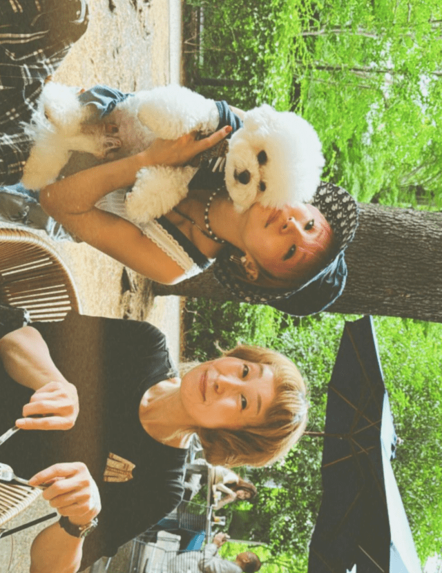 「ママも美人」超人気歌手が貴重な母との親子ショット披露で反響続々