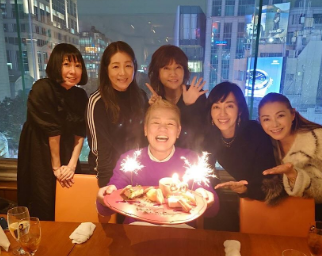 松本伊代、神取忍の還暦祝いで同期と盛り上がり！「明日はよ〜いドン！フェスで歌います！」