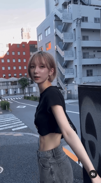 レイヤー・レイラ「縦長おへそ」あらわなお散歩動画を公開