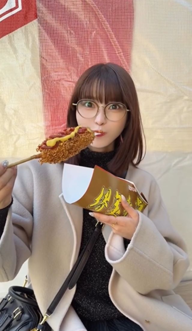 美味しそう！岸明日香が初詣でチーズハットクを堪能