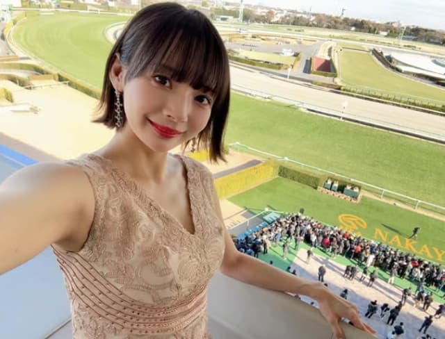 「馬券も当てられてウハウハ」美しすぎる雀士が競馬で馬券的中！衣装にも注目集まる