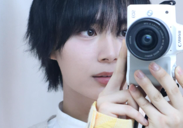 「イエロー流星」に視線集中！大西流星、爽やか衣装のオフショットにファン歓喜