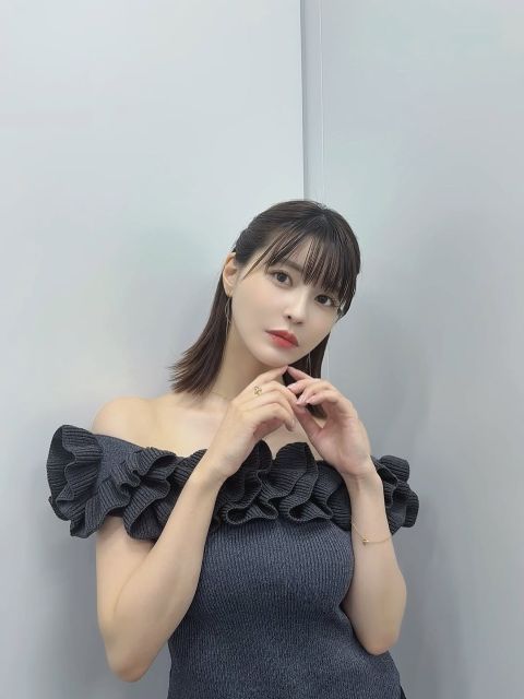 「東京戻ってきてお仕事」グラドル・岸明日香 肩出し＋黒の衣装でセクシーな雰囲気満載！