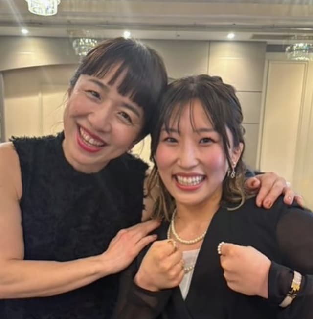 浜口京子が須﨑優衣との2ショットを披露　あのポーズをしてくれたことを報告