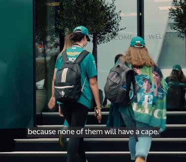 F1 ベルギーGPで話題！豪州ファン2人がガレージ内で魅せた“生の熱狂”とは？