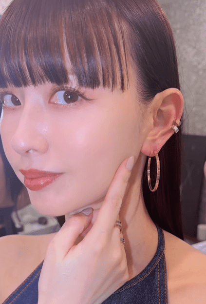 鈴木えみがジュエリーの贅沢な重ね付けを楽しむ