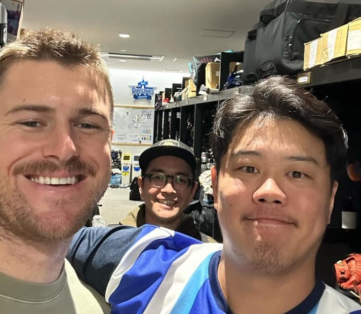 「来季も来てよ？頼む！」横浜DeNAの上茶谷が母国へ帰国前の〇〇と遭遇？！