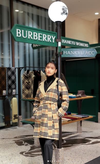 女優 大政 絢 イギリス風のファッションを披露！