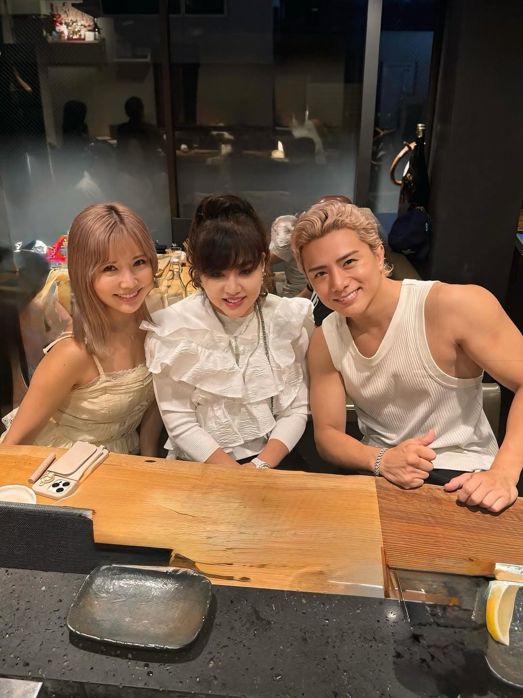 「全員顔面偏差値高すぎ」格闘家Yushi、美人家族との焼鳥3ショットにファン驚愕