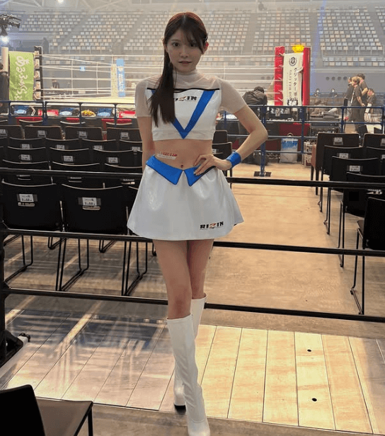 「コスチューム姿似合ってて素敵」人気ラウンドガール、観客席で魅せた”MAX・プロポーション”にファン・エレクト状態！「完璧な綺麗さ！」