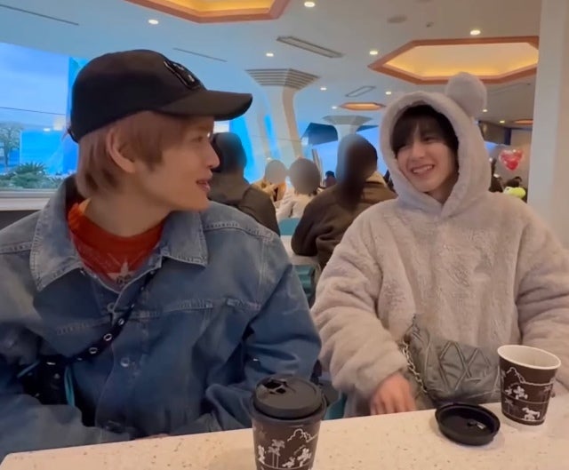 中間淳太、笑顔あふれるカフェタイムに癒される！ディズニーの休日が尊さ全開で眩しすぎ