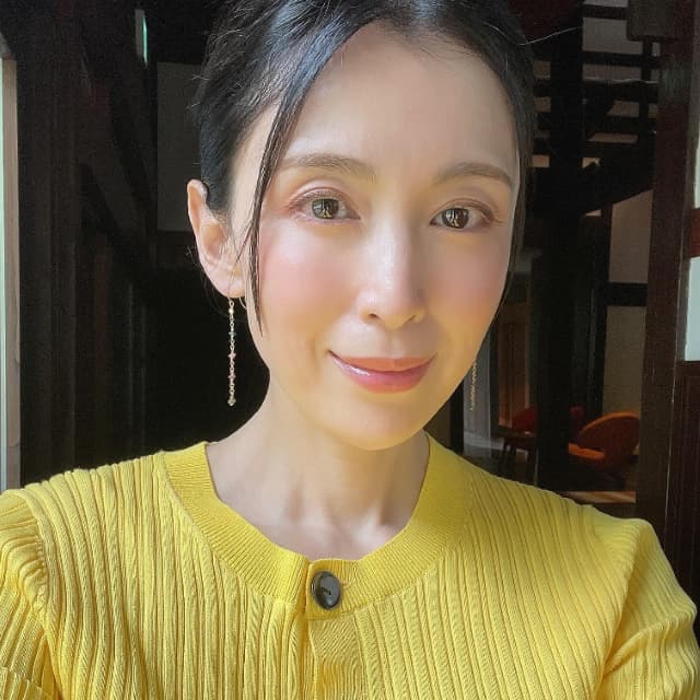 雛形あきこ　いつもと雰囲気を変えた服装を公開！