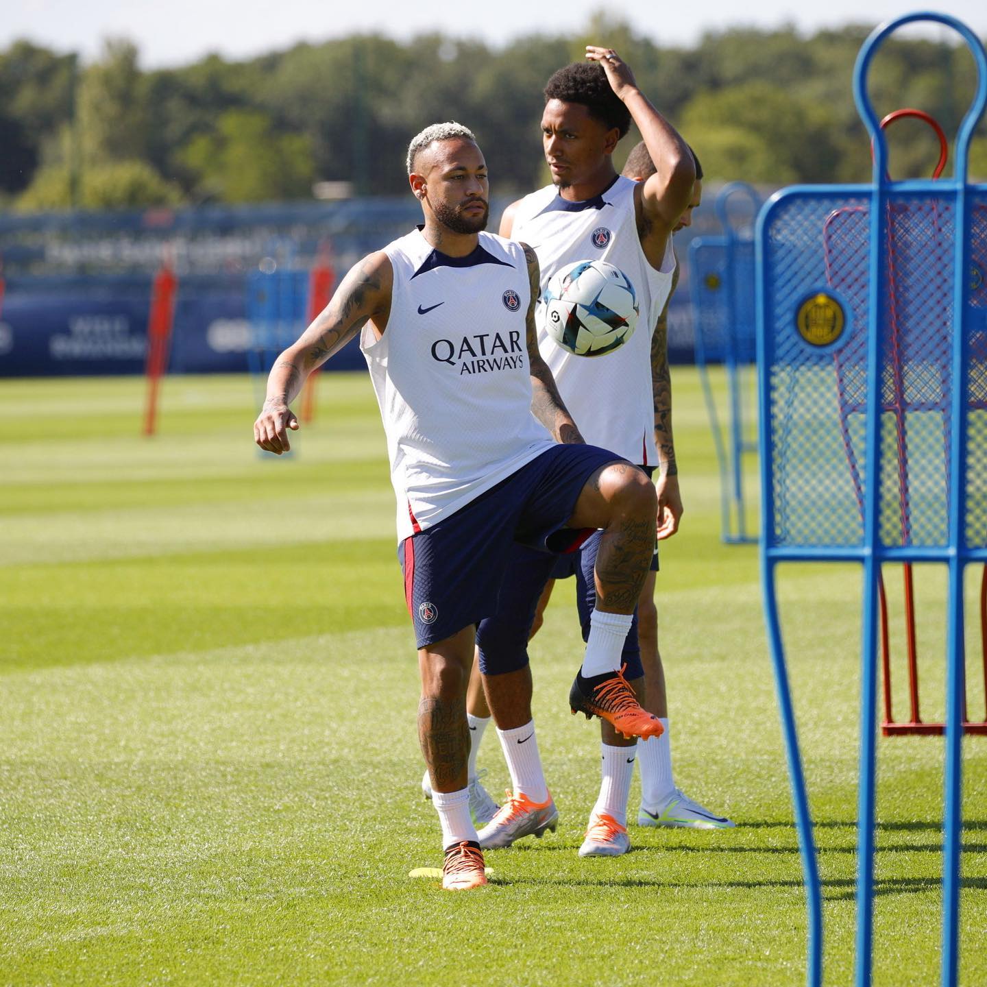 「Back to work 🔥⚽️」ネイマールがピッチに戻ってき⚽️新シーズンへ向け練習再開