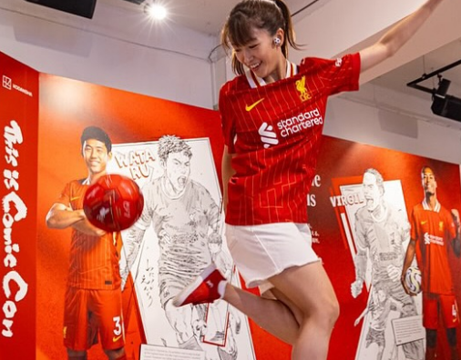 「めちゃいい写真！格好良くて可愛い」女優兼任のサッカー美女子、リヴァプール展で魅せた奇跡のショット＆ムービーに反響続々