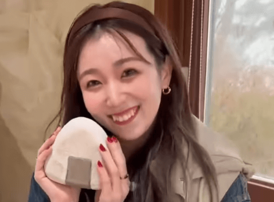 「めっちゃ可愛いんやけど」元プロ野球のチアガール、超絶巨大おにぎりショット＆ホカホカ・レンチンムービー披露にファン驚愕！