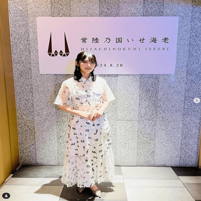 檜山沙耶、「常陸乃国いせ海老」イベントで可愛すぎる”うま檜山”ポーズ