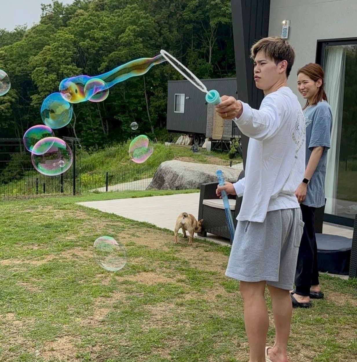 古賀紗理那＆西田有志夫婦、シャボン玉遊びを楽しむ仲睦まじい夫婦2ショットにファン歓喜！「日常の写真をシェアしてくれてありがとうございます」