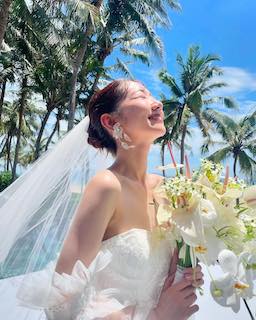 「ついにですか…」元大人気アイドル 純白ウェディングドレス姿公開で話題に SNSにコメント殺到