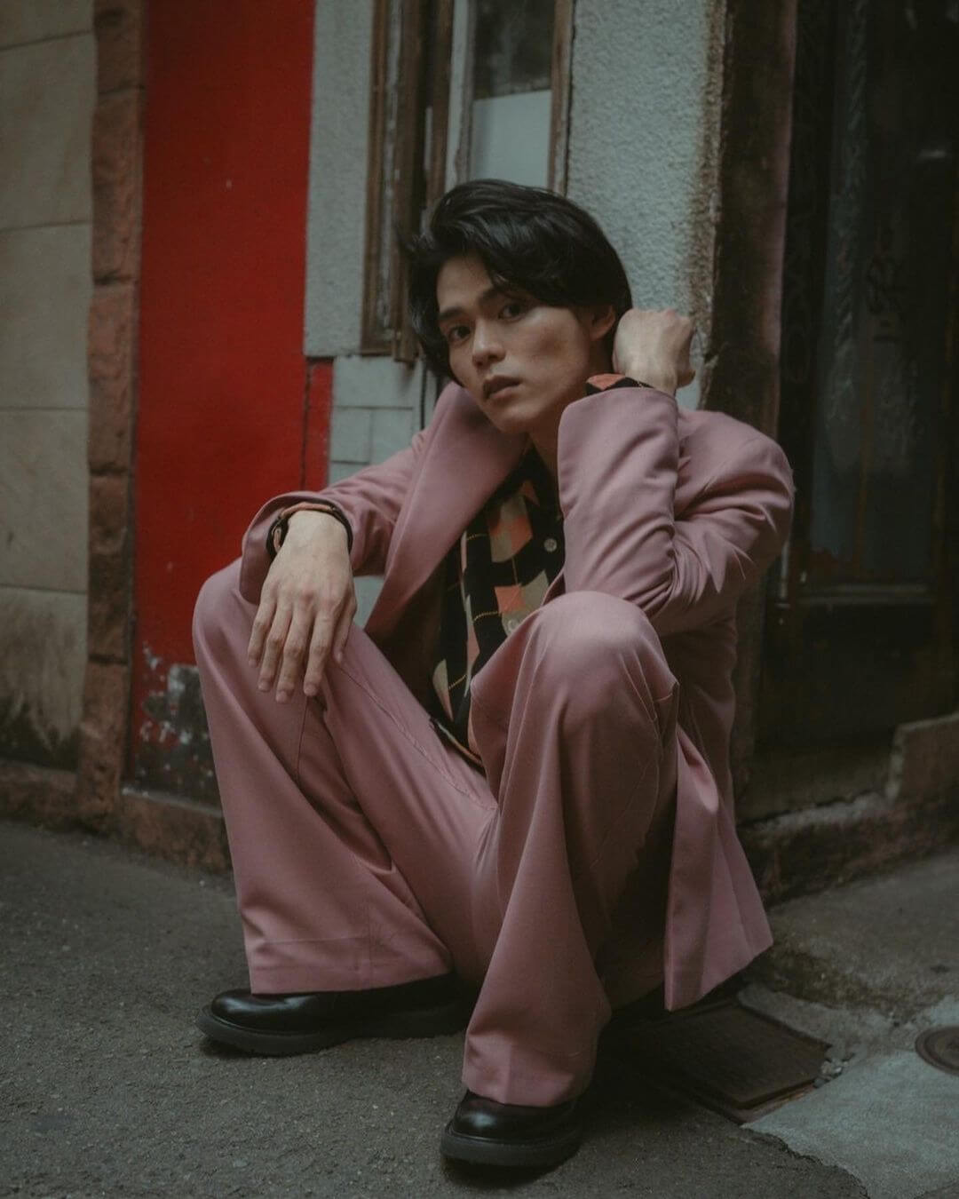 「本日発売です。」人気俳優が「+act」のかっこよすぎるオフショットを公開！