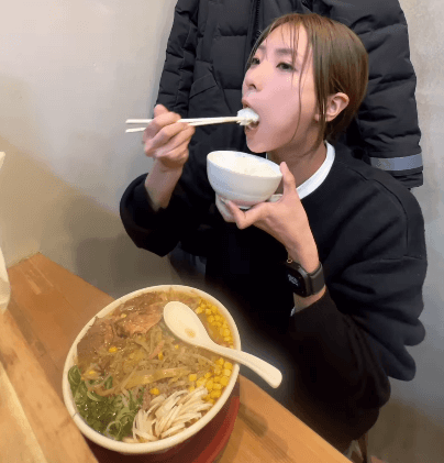 「ご飯食べていても美人」美女ランナー、マラソンアフターの特大ラーメン爆食い動画を公開！ファン衝撃「デカくない…？」
