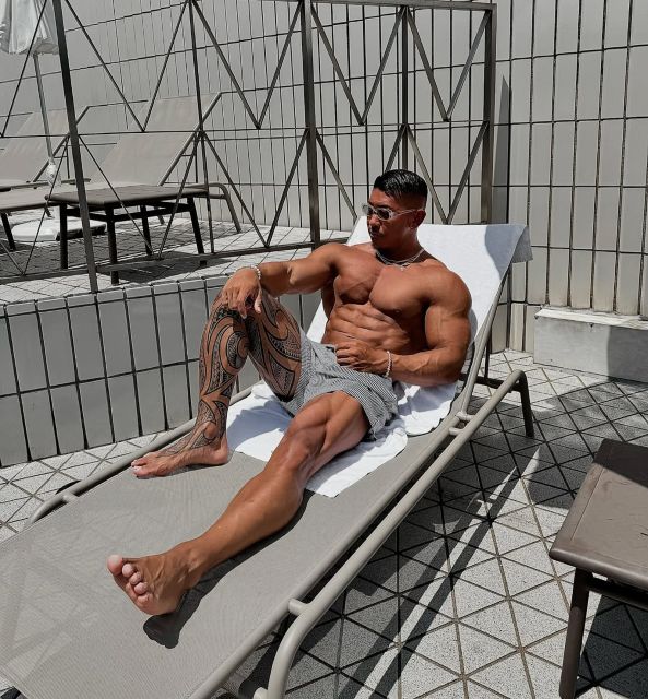 ボディビルダー・寺島遼 驚異の6パックを大公開！「全てが完璧で憧れです」と話題に！