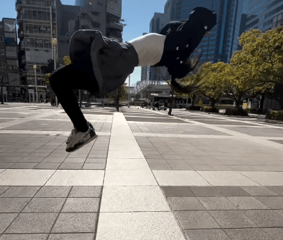 大都心を”競技場”に変えた話題の壁ガール、後光が差し込む都会の中心で”回転＆ラビットジャンプ”を決める！ファン拍手喝采