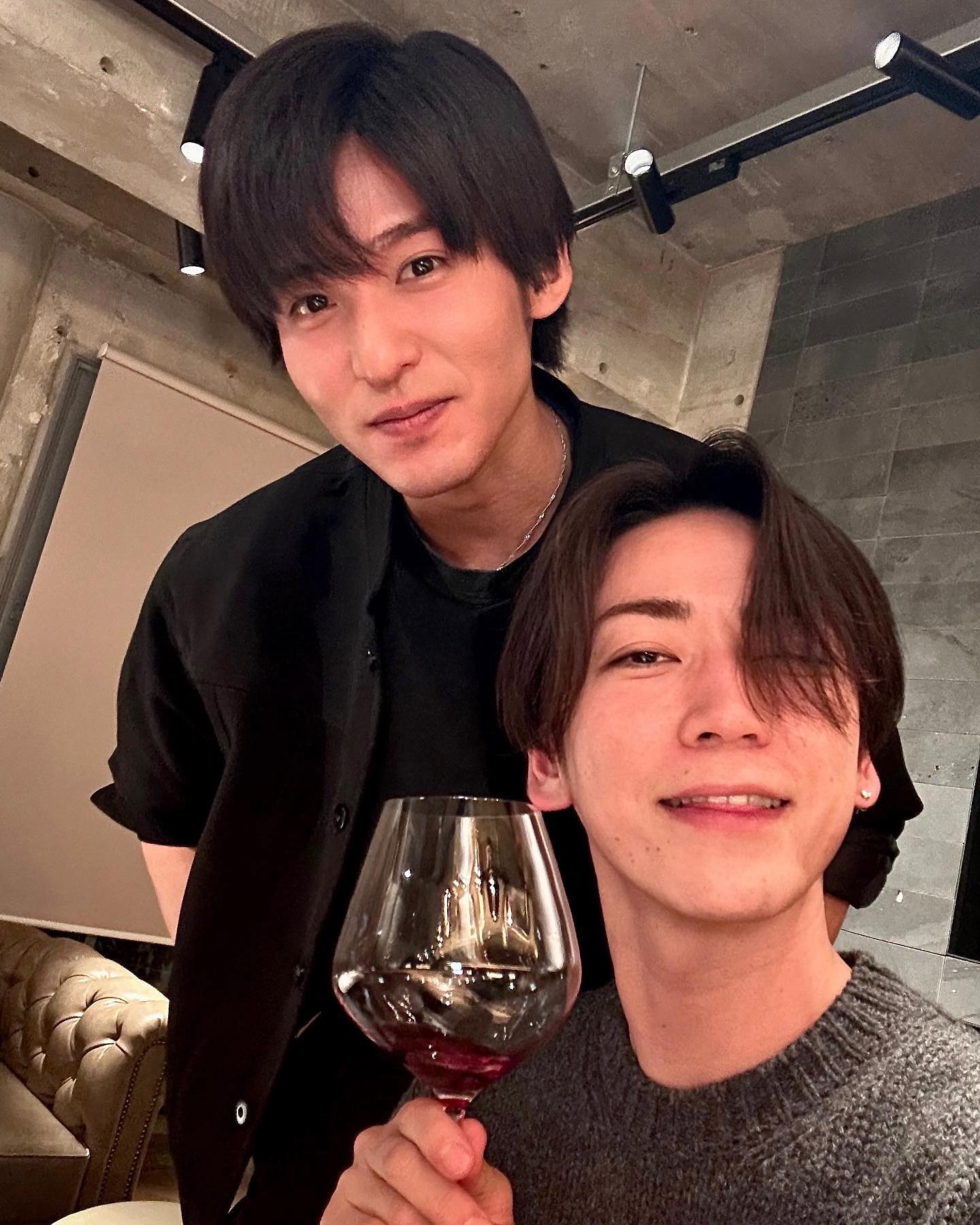 亀梨和也が目黒蓮との2ショットを公開👀微笑ましい2人の表情にファンは悶絶✨