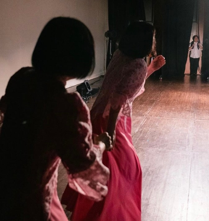 「お姉さん方の躍動感最高」舞台袖から撮影された 阿佐ヶ谷姉妹の写真が話題に