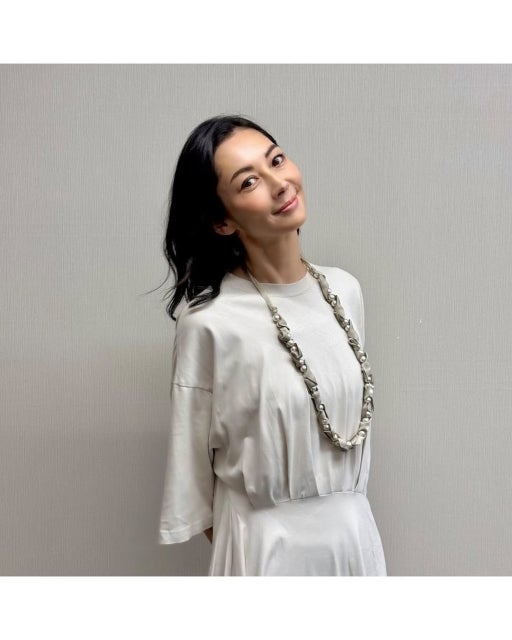 伊東美咲、帰国直後の“静かな品格”。自然体の微笑みに漂う洗練と余白の美