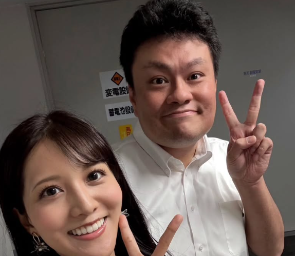 小倉競馬場に登場！実況アナ・山本直とアンバサダー石川彩夏