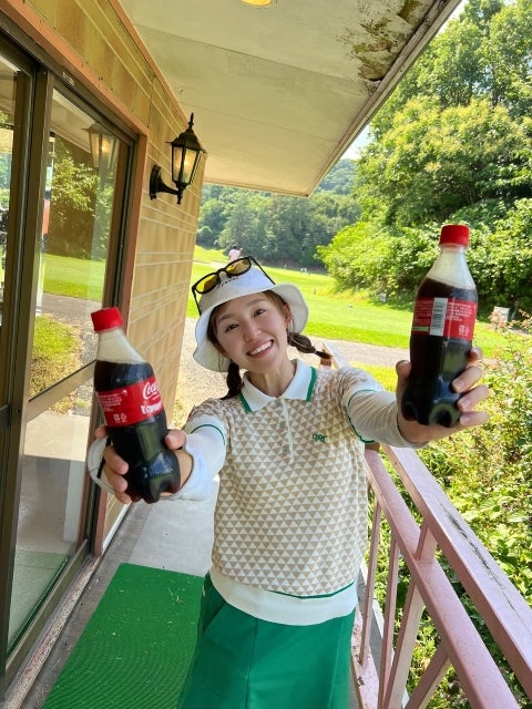 プロゴルファー宮崎千瑛、真夏のゴルフ場で「コーラ片手に笑顔全開」。暑さを吹き飛ばす爽快ショット