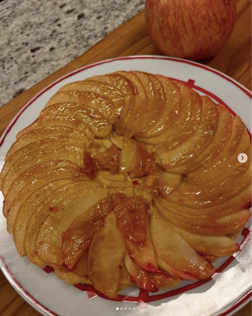 工藤静香が大きなリンゴを使ったアップルパイを投稿にファンから「美味しそう！」と話題に！