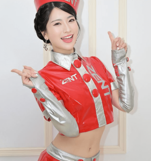 「最高に美しい」サッカー応援ガール＆Rクイーンの美女、”ありがとう100倍”の美ヘソ出しショット”を披露！「キレイだ」